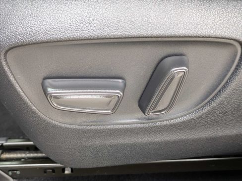 Used 2022 Toyota Highlander LE FWD image 24