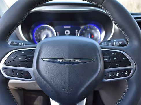 Used 2024 Chrysler Pacifica Touring-L image 16