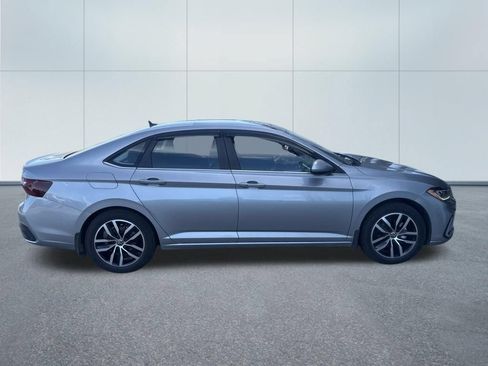 Used 2025 Volkswagen Jetta SE FWD image 2