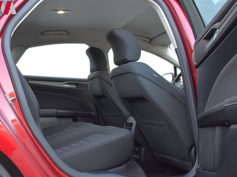 Used 2017 Ford Fusion SE w/ Fusion SE Technology Package image 21