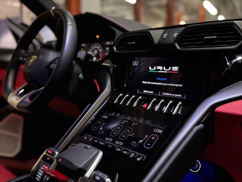 Used 2022 Lamborghini Urus image 17