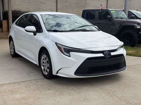 Used 2024 Toyota Corolla LE FWD image 3