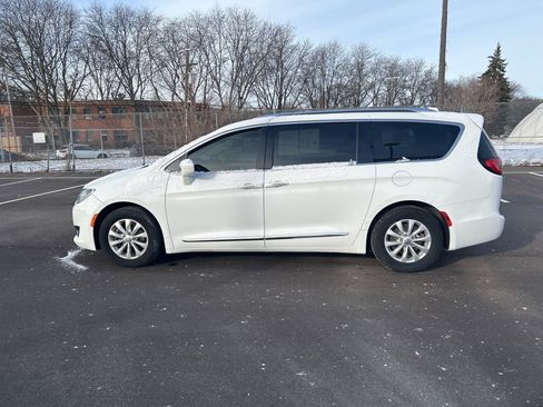 Used 2018 Chrysler Pacifica Touring-L Plus image 8