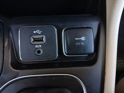 Used 2019 Jeep Cherokee Latitude w/ Popular Appearance Group image 5