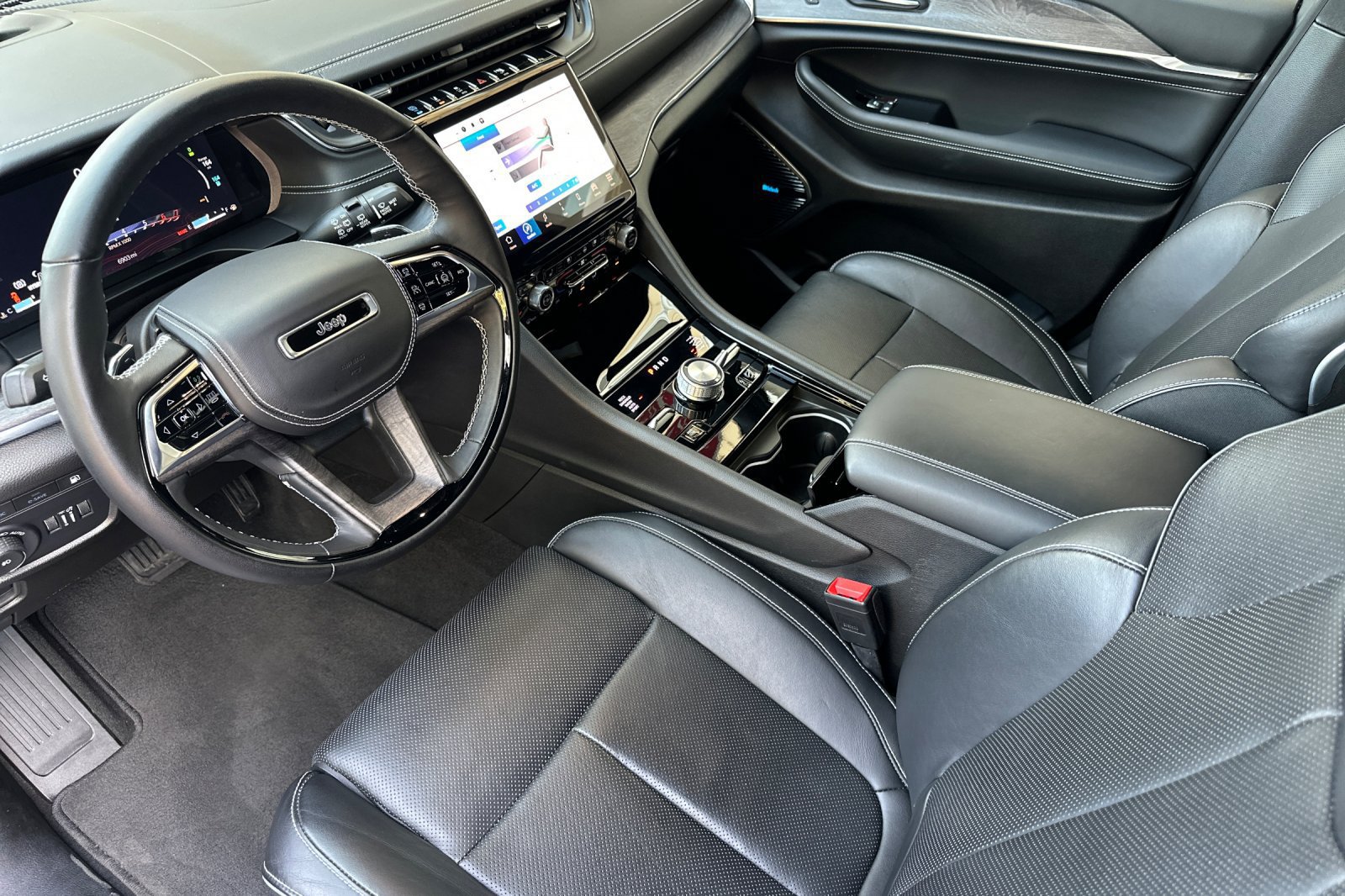 Used 2023 Jeep Grand Cherokee Overland w/ Advanced Protech Group III AWD/4WD image 10