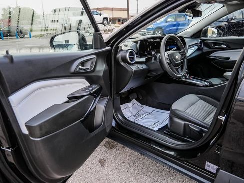 Used 2025 Chevrolet Trax LT FWD image 26
