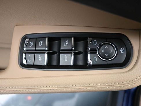 Certified 2026 Porsche Macan AWD/4WD image 8
