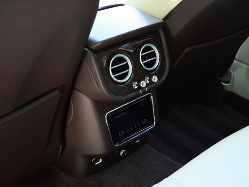 Used 2021 Bentley Bentayga AWD/4WD image 19