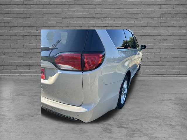 Used 2017 Chrysler Pacifica Touring-L Plus FWD image 18
