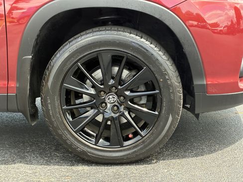 Used 2019 Toyota Highlander SE w/ Nightshade Edition AWD/4WD image 6