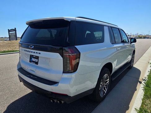 Used 2025 Chevrolet Suburban Z71 image 17