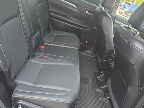 Used 2017 Toyota Highlander Limited Platinum AWD/4WD image 12