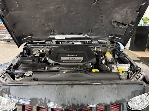 Used 2017 Jeep Wrangler Unlimited Rubicon w/ Connectivity Group image 28