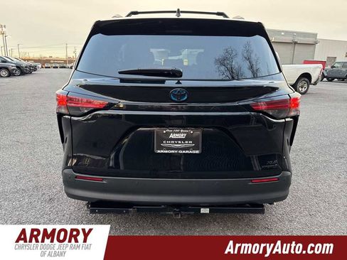 Used 2022 Toyota Sienna XLE Woodland Edition image 5
