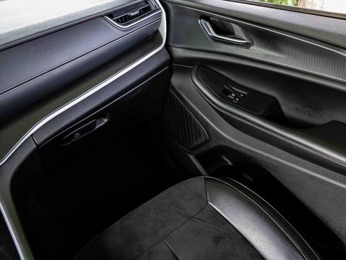 Used 2023 Jeep Grand Cherokee L Laredo image 17