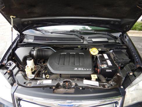 Used 2014 Chrysler Town & Country Touring FWD image 28