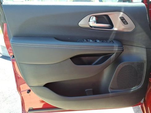 New 2026 Chrysler Pacifica Select AWD/4WD image 9