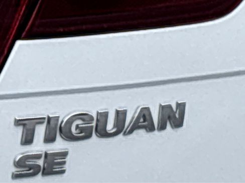 Used 2020 Volkswagen Tiguan SE w/ Panoramic Sunroof Package image 17