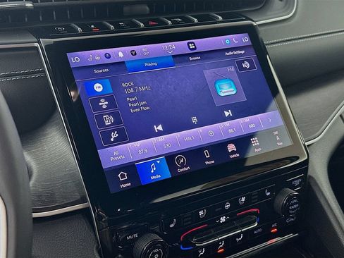 Certified 2025 Jeep Grand Cherokee Limited w/ Luxury Tech Group II AWD/4WD image 25