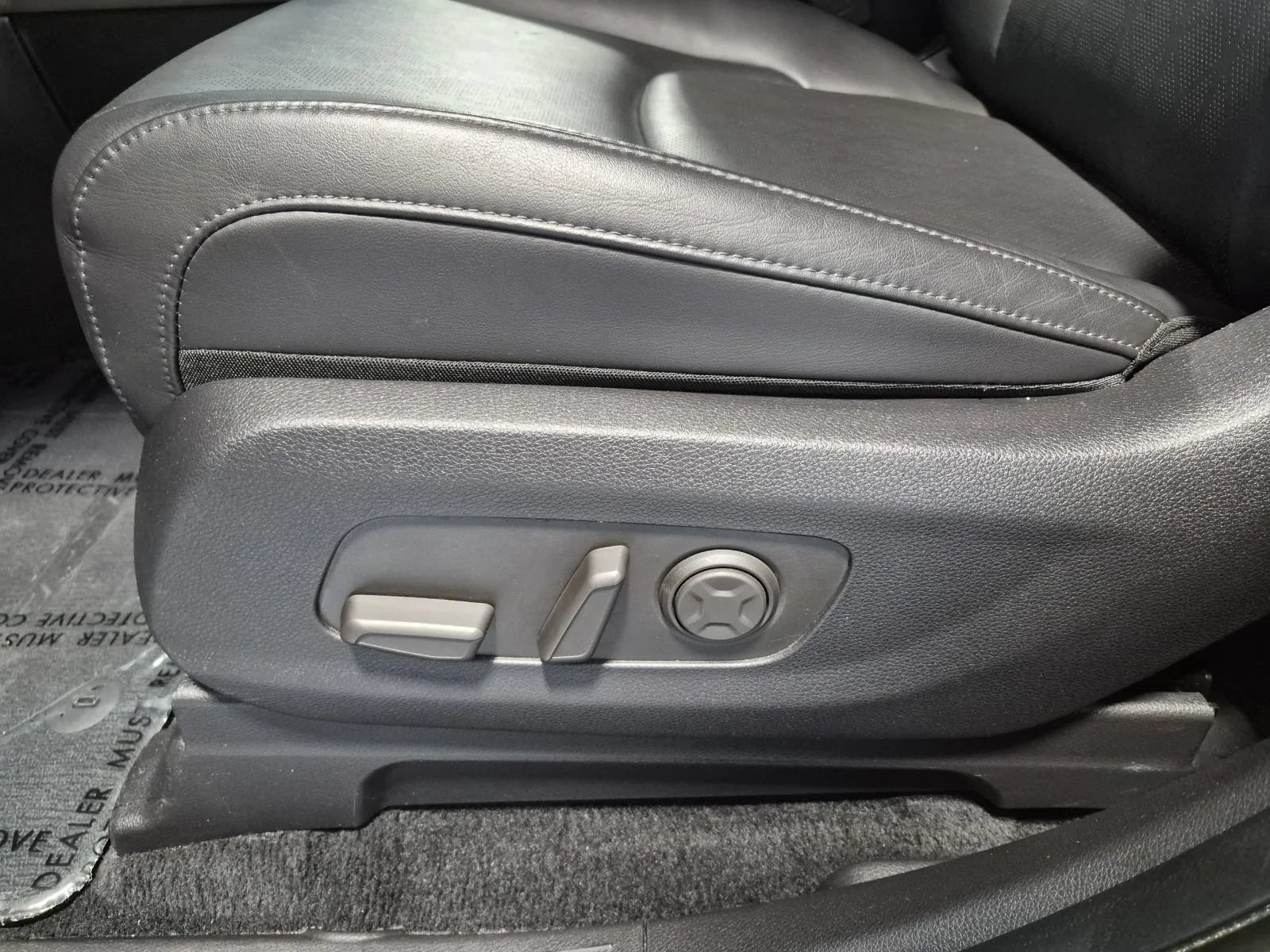 Used 2025 Kia Carnival FWD image 24
