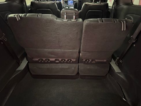 Used 2020 Chrysler Pacifica Limited image 29