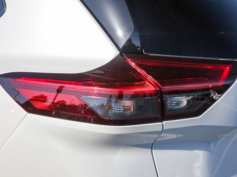 Used 2025 Nissan Rogue SL image 27