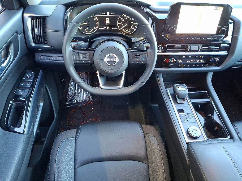 Used 2023 Nissan Pathfinder SL AWD/4WD image 2