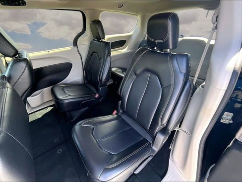 Used 2023 Chrysler Pacifica Touring-L image 21
