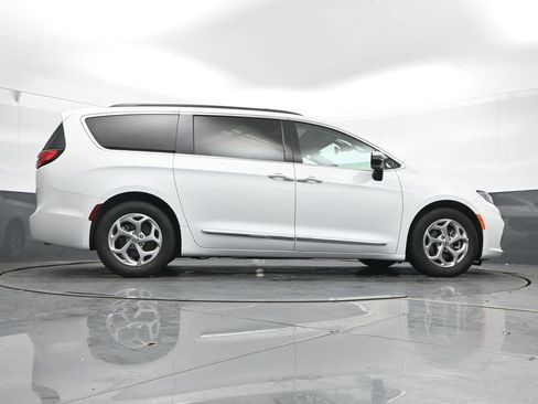 Used 2023 Chrysler Pacifica Limited image 44
