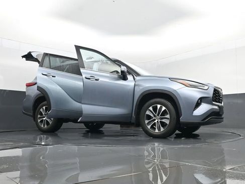 Used 2023 Toyota Highlander XLE AWD/4WD image 36