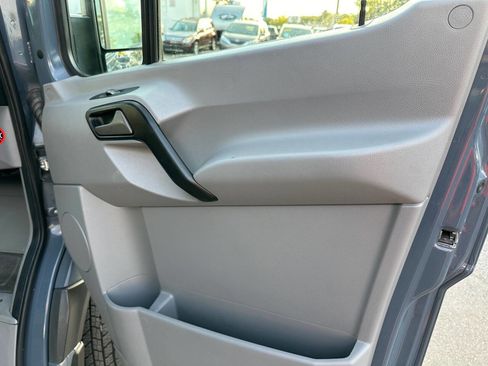Used 2018 Mercedes-Benz Sprinter 2500 image 14