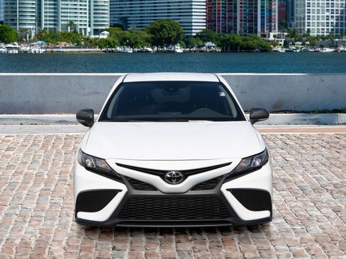 Used 2023 Toyota Camry SE image 2