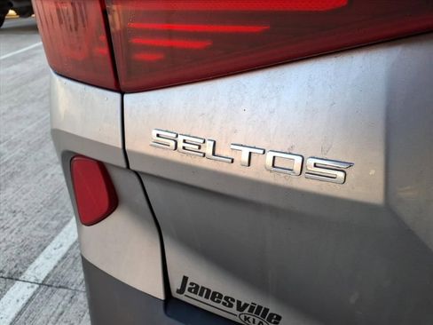 Used 2021 Kia Seltos EX image 10