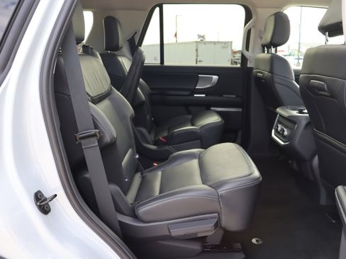 Used 2025 Ford Expedition Platinum image 13