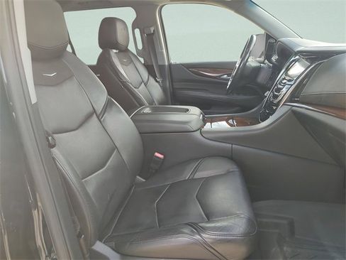 Used 2018 Cadillac Escalade ESV Luxury image 32