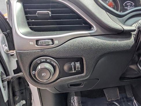 Used 2019 Jeep Cherokee Latitude w/ Popular Appearance Group AWD/4WD image 20