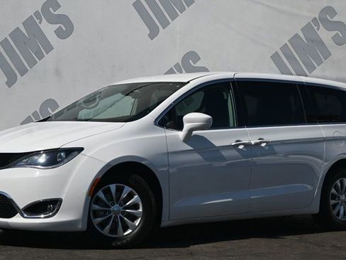 Used 2018 Chrysler Pacifica Touring Plus FWD image 1