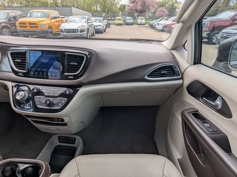 Used 2017 Chrysler Pacifica Touring-L FWD image 19
