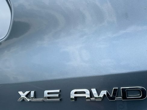 Used 2020 Toyota Highlander XLE AWD/4WD image 25