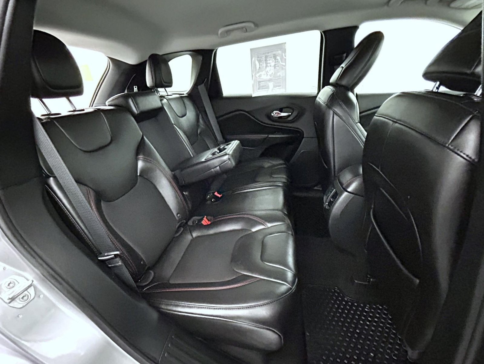 Used 2019 Jeep Cherokee Trailhawk w/ Comfort/Convenience Group AWD/4WD image 18