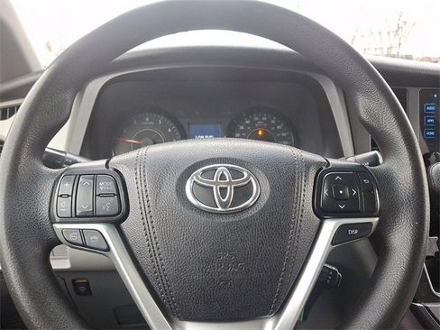 Used 2017 Toyota Sienna LE image 19