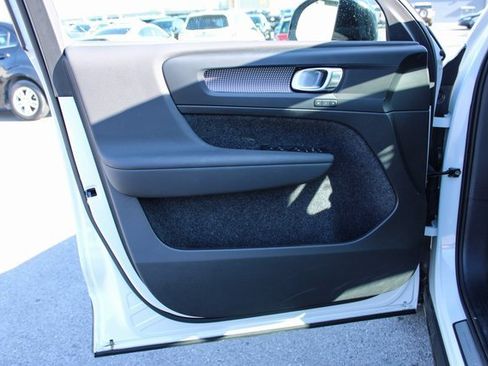 Used 2025 Volvo XC40 B5 Plus image 10