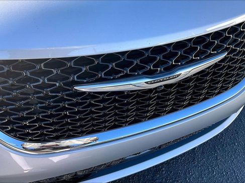 Used 2024 Chrysler Pacifica Touring-L image 32