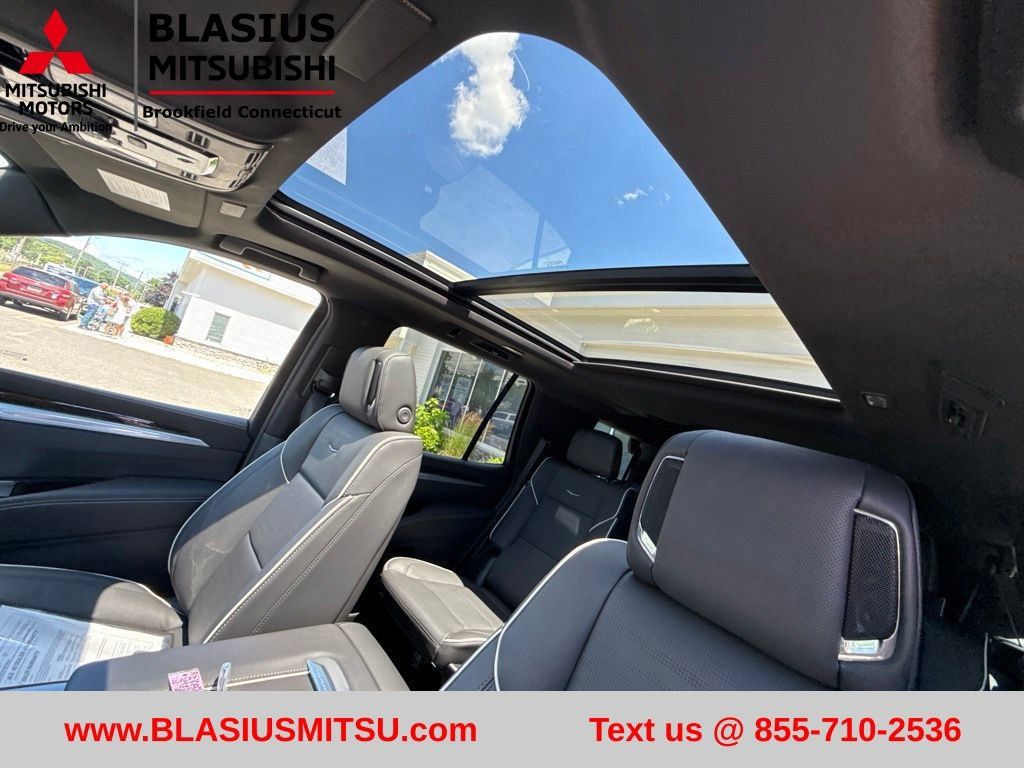 Used 2026 Cadillac Escalade Luxury AWD/4WD image 32