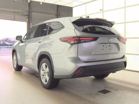 Used 2025 Toyota Highlander LE image 8