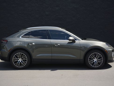 Certified 2025 Porsche Macan 4S Electric AWD/4WD image 8