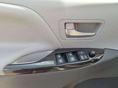 Used 2015 Toyota Sienna XLE FWD image 26