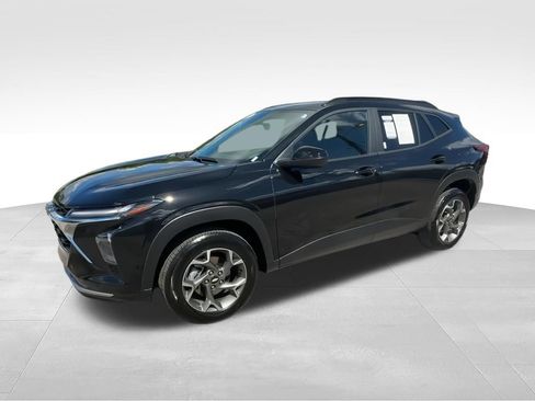 Used 2025 Chevrolet Trax LT w/ Driver Confidence Package FWD image 4