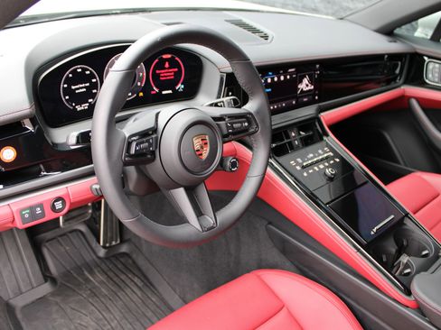 Certified 2025 Porsche Panamera 4 image 4