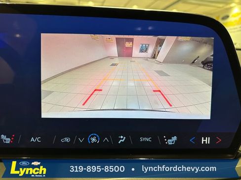 Used 2025 Chevrolet Traverse LT image 4